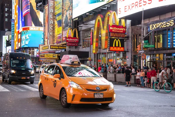 New York City / USA - 13. července 2018: Times Square s rušnou dopravou v centru Manhattanu — Stock fotografie