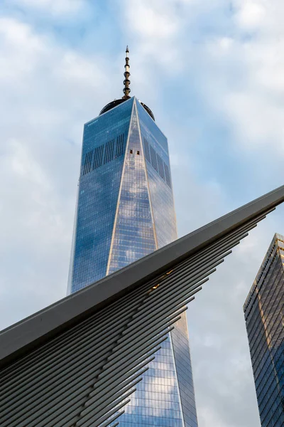 Ciudad de Nueva York / Estados Unidos - 20 de junio de 2018: Un edificio de comercio mundial en el distrito financiero de Lower Manhattan al amanecer —  Fotos de Stock