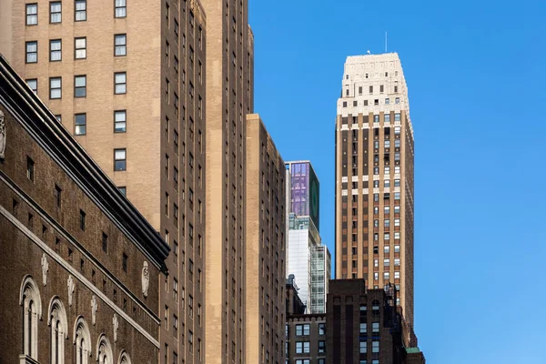 New York / États-Unis - 13 JUL 2018 : gratte-ciel sur la septième avenue et la 34e rue dans le centre-ville de Manahttan — Photo