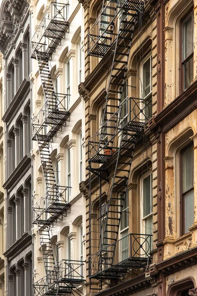 New York City / Usa - cze 27 2018: Stare kolorowe klasyczne budynki, fasada, architektura w dzielnicy Tribeca, Manhattan — Zdjęcie stockowe