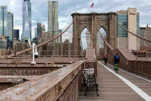 Nueva York / Estados Unidos - 20 de junio de 2018: Puente de Brooklyn con edificio en el Bajo Manhattan a primera hora de la mañana en la ciudad de Nueva York —  Fotos de Stock