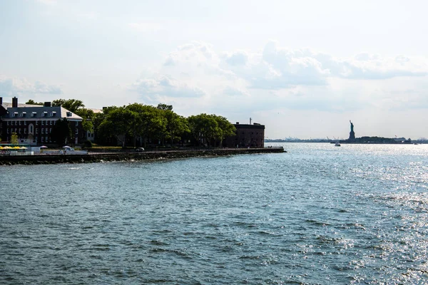 Nova Iorque / EUA - JUL 14 2018: Ilha dos Governadores e Estátua da Liberdade vista de balsa em uma tarde clara — Fotografia de Stock