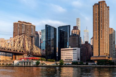New York City / Usa - 31 Haziran 2018: Gündoğumunda Roosevelt Adası 'ndan Queensboro Köprüsü ve şehir merkezi manzarası