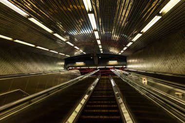 Brooklyn, Ny / Usa - 31 Temmuz 2018: Roosevelt Adası F treni girişi