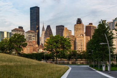 New York City / Usa - 31 Haziran 2018: Manhattan şehir merkezi binalar, gökdelenler ve apartmanlar gün doğumunda Roosevelt Adası manzaralı