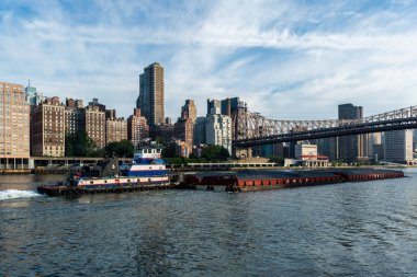 New York City / Usa - 31 Haziran 2018: Queensboro Köprüsü ve Roosevelt Adası şehir merkezi manzarası