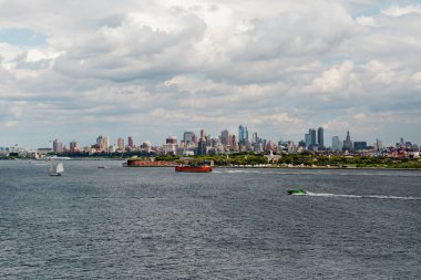 New York City / Usa - 22 Ağustos 2018: New York 'taki Özgürlük Anıtı' ndan Brooklyn şehir merkezi manzaralı Valiler Adası ve gökdeleni