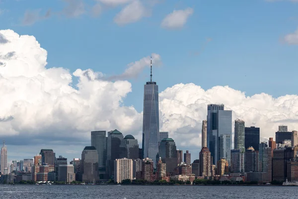 ニューヨーク市の自由の女神像からのマンハッタンの高層ビルや建物の眺め — ストック写真