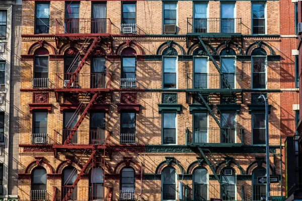 Nowy Jork / Usa - 31 lipca 2018: Zbliżenie budynków mieszkalnych w Chinatown na Dolnym Manhattanie — Zdjęcie stockowe