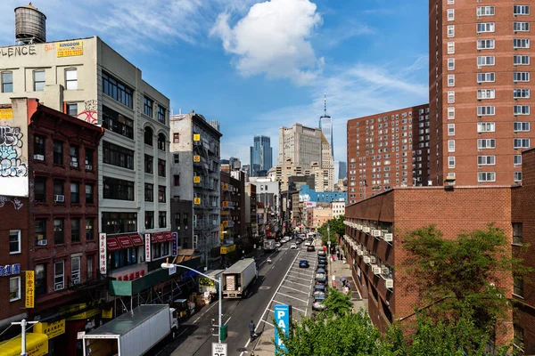 New York City / USA - 2018. július 31.: Felhőkarcolók és lakóépületek a kínai negyedben Alsó-Manhattanben — Stock Fotó