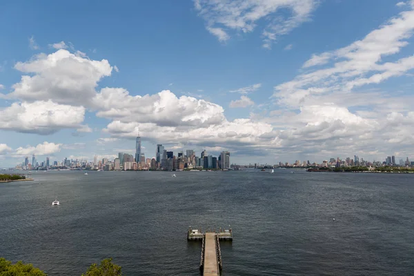 New York City / Usa - Aug 22 2018: Lower Manhattan felhőkarcolók és épületek kilátás a Szabadság-szobor New York City Amerikai Egyesült Államok — Stock Fotó