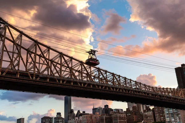 New York City / Usa - 27 Haziran 2018: Roosevelt Adası tramvayı gün batımında