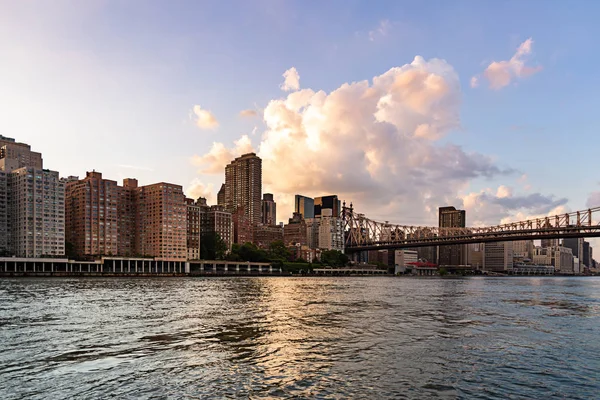 New York City / USA - 27. července 2018: Pohled na Manhattan z ostrova Roosevelt — Stock fotografie