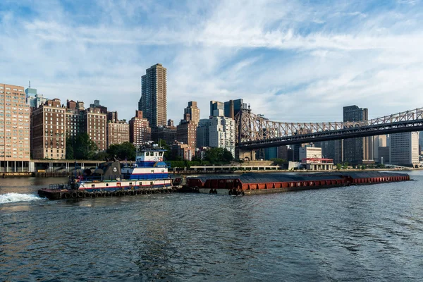 Nueva York / Estados Unidos - 31 JUL 2018: Puente Queensboro y vista al centro de la ciudad desde Roosevelt Island en la madrugada — Foto de Stock