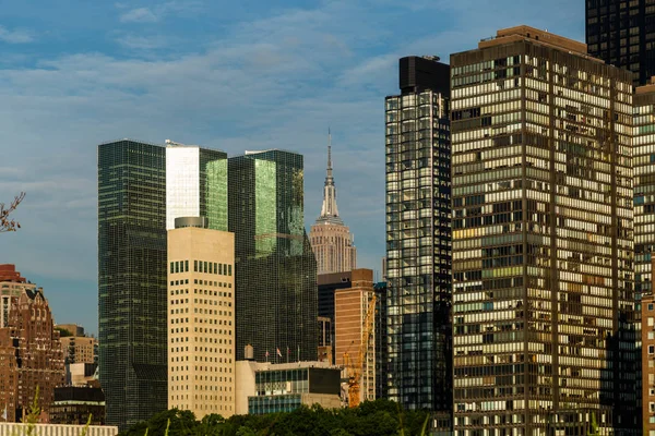 New York City / Usa - 31 Haziran 2018: Manhattan şehir merkezi binalar, gökdelenler ve apartmanlar Roosevelt Adası 'ndan sabahın erken saatlerinde görülüyor — Stok fotoğraf