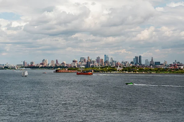 Ciudad de Nueva York / Estados Unidos - 22 AGO 2018: Governors Island y rascacielos de Brooklyn vista desde la Estatua de la Libertad en Nueva York Estados Unidos —  Fotos de Stock