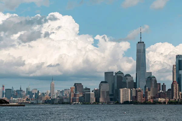 纽约市/ Usa - 2018年8月22日：曼哈顿下城摩天大楼和大楼从纽约市自由女神像的视角来看 — 图库照片