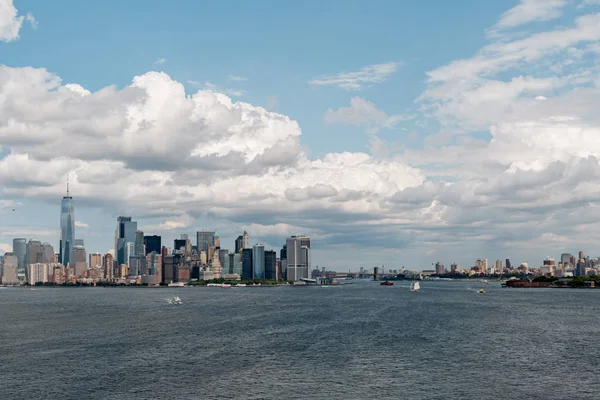 Nova Iorque / EUA - 22 de agosto de 2018: arranha-céus e edifícios de Lower Manhattan com vista da Estátua da Liberdade em Nova Iorque — Fotografia de Stock