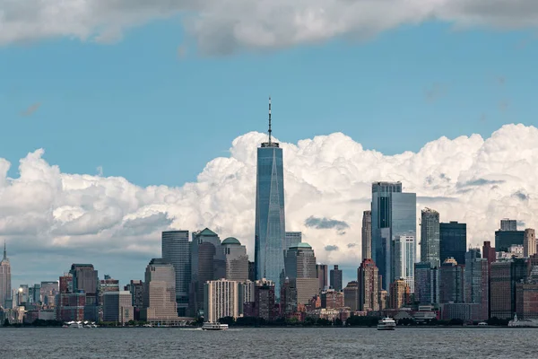 New York City / Usa - Aug 22 2018: Lower Manhattan felhőkarcolók és épületek kilátás a Szabadság-szobor New York City Amerikai Egyesült Államok — Stock Fotó