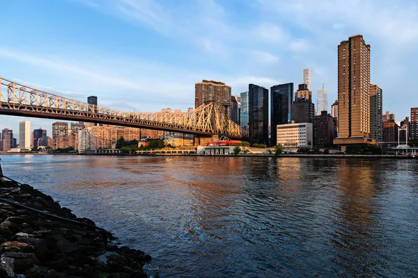 New York City / Usa - 31. července 2018: most Queensboro a výhled na centrum města z ostrova Roosevelt při východu slunce — Stock fotografie