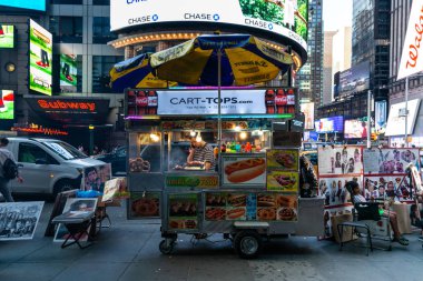 New York City / Usa - 13 Haziran 2018: Times Meydanı Sokak Yemekleri Alışveriş Merkezi Manhattan 'da