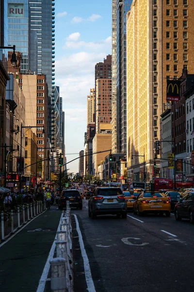 Νέα Υόρκη / Usa - 13 Ιουλ 2018: Έβδομη λεωφόρος θέα στο δρόμο σε ώρα αιχμής στο κέντρο του Μανχάταν — Φωτογραφία Αρχείου
