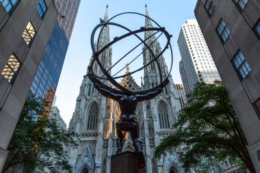 St. Patrick Katedrali ve Atlas Heykeli, Prometheus 'un bir parçası, Manhattan şehir merkezindeki Rockefeller Merkezi' nin dışında.