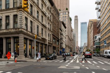New York City / Usa - 27 Haziran 2018: Tribeca caddeleri ve binalar ön cephe, mağaza, restoran ve kafe ve Manhattan 'daki apartmanlar