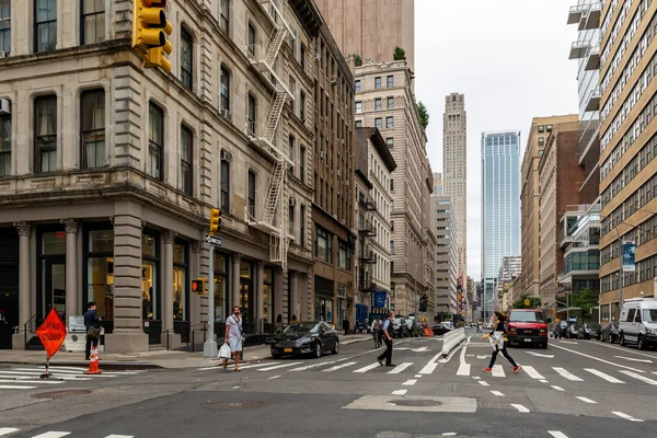 New York City / Usa - 27 Haziran 2018: Tribeca caddeleri ve binalar ön cephe, mağaza, restoran ve kafe ve Manhattan 'daki apartmanlar
