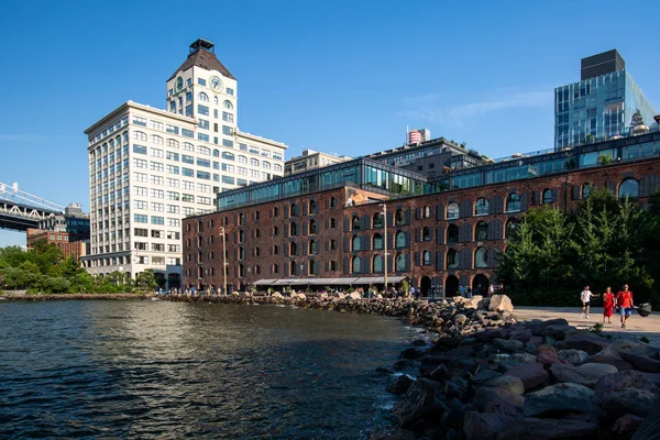 Nova Iorque, Cidade / EUA - JUL 10 2018: Edifícios e lojas de luxo em Dumbo Brooklyn Bridge Park — Fotografia de Stock