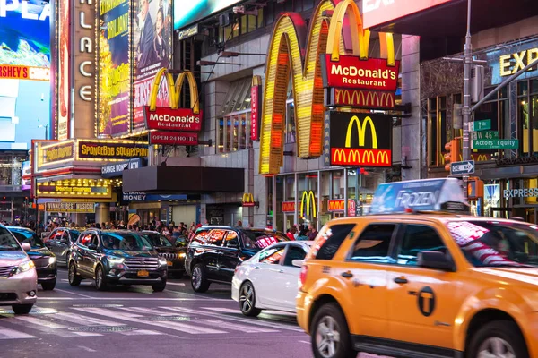 New York City / USA - 13. července 2018: Times Square s rušnou dopravou v centru Manhattanu — Stock fotografie