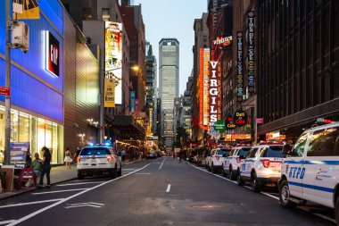 New York City / Usa - 13 Haziran 2018: Manhattan şehir merkezindeki Times Meydanı 'ndan 45. Cadde Manzarası