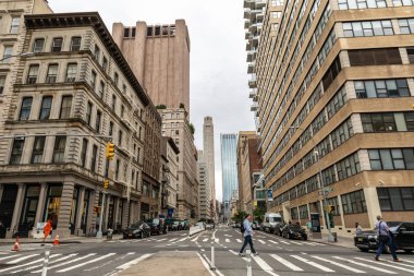 New York City / Usa - 27 Haziran 2018: Tribeca caddeleri ve binalar ön cephe, mağaza, restoran ve kafe ve Manhattan 'daki apartmanlar