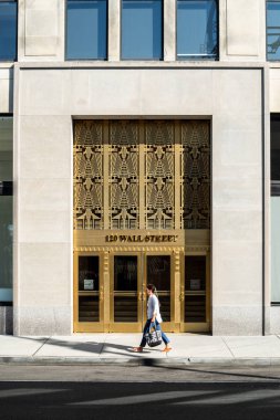 New York City / Usa - 25 Haziran 2018: Wall Street 'te sabahın erken saatlerinde yürüyen bir kadın