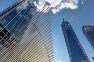 New York City / Usa - 18 Haziran 2018: Mali Bölge 1. Dünya ticaret binaları cepheleri ve Aşağı Manhattan 'daki Oculus