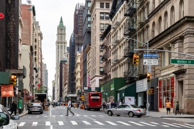 New York City / Usa - 27 Haziran 2018: Tribeca caddeleri ve binalar ön cephe, mağaza, restoran ve kafe ve Manhattan 'daki apartmanlar