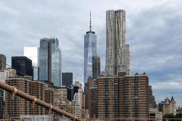 Ciudad de Nueva York / Estados Unidos - 20 de junio de 2018: Rascacielos y edificios antiguos en el Distrito Financiero de Lower Manhattan en la ciudad de Nueva York — Foto de Stock