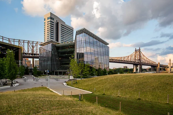 Ciudad de Nueva York / Estados Unidos - 27 JUL 2018: El Tata Innovation Center ofrece vistas panorámicas de la entrada de Roosevelt Island — Foto de Stock