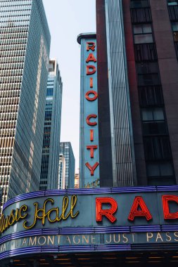 New York City / Usa - 19 Haziran 2018: Manhattan şehir merkezindeki radyo şehri tabelası ve binaların cephesi