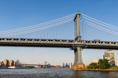 New York, City / Usa - 10 Haziran 2018: Dumbo Brooklyn Köprü Parkı 'ndaki lüks binalar ve mağazalar