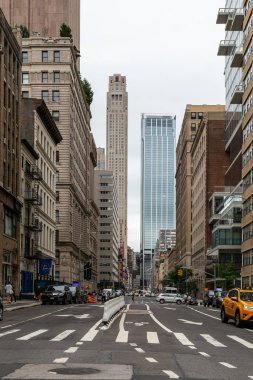 New York City / Usa - 27 Haziran 2018: Tribeca caddeleri ve binalar ön cephe, mağaza, restoran ve kafe ve Manhattan 'daki apartmanlar