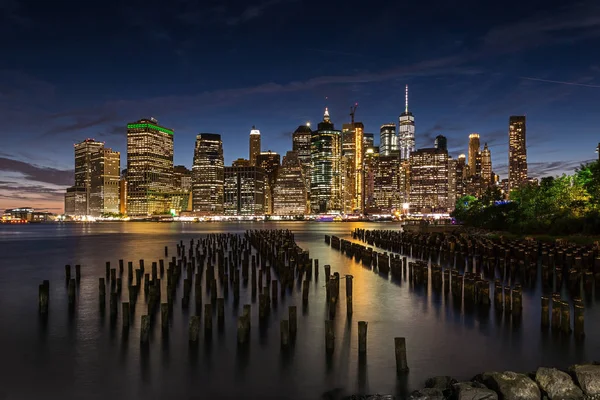 New York City / Usa - 20 Haziran 2018: Brooklyn Köprüsü 'nden gün batımında aşağı Manhattan ufuk çizgisi manzarası