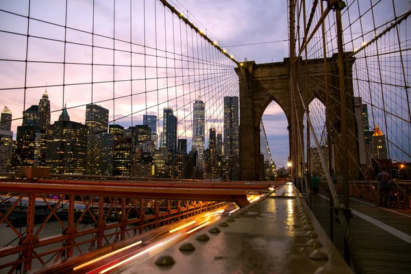 New York / États-Unis - 10 JUL 2018 : Vue sur le Lower Manhattan depuis Brooklyn Bridge au coucher du soleil — Photo