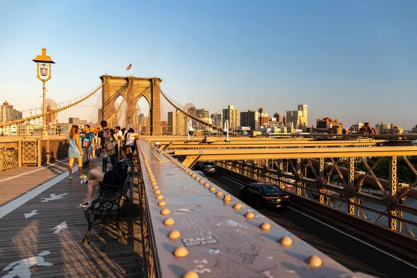 Nueva York, City / USA - 10 JUL 2018: Despertando en el Puente de Brooklyn en la calurosa tarde de verano — Foto de Stock