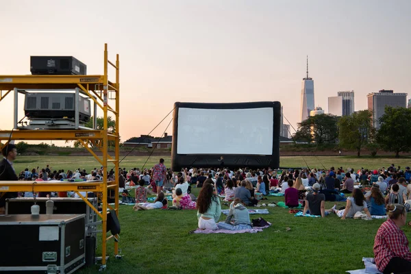 New York City / Usa - 14 Haziran 2018: Vali Adası 'ndaki New York açık hava filmleri