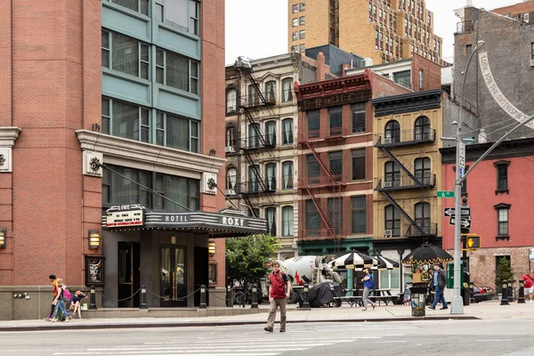 New York City / Usa - 27 Haziran 2018: Tribeca caddeleri ve binalar ön cephe, mağaza, restoran ve kafe ve Manhattan 'daki apartmanlar