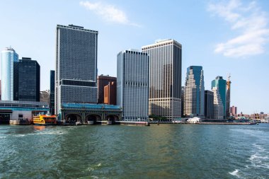 New York City / Usa - 14 Haziran 2018: Açık bir öğleden sonra Vali Adası feribotundan Manhattan Skyline manzarası