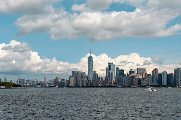 Untere Manhattan Wolkenkratzer und Gebäude Blick von der Freiheitsstatue in New York City United States — Stockfoto