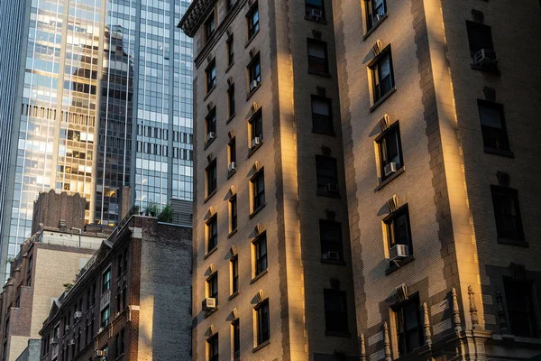 Нью-Йорк / США - 19 июля 2018 года: фасад небоскребов и зданий в центре Манхэттена — стоковое фото