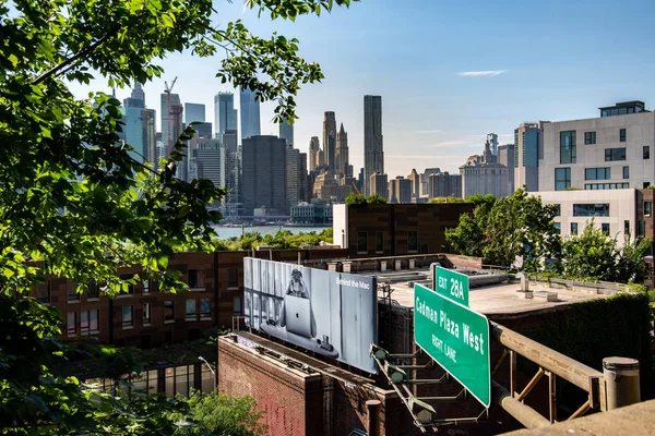 New York, City / Usa - jul 10 2018: Nedre Manhattan skyline dagsljusvy från Brooklyn Queens Expressway i Brooklyn Heights — Stockfoto